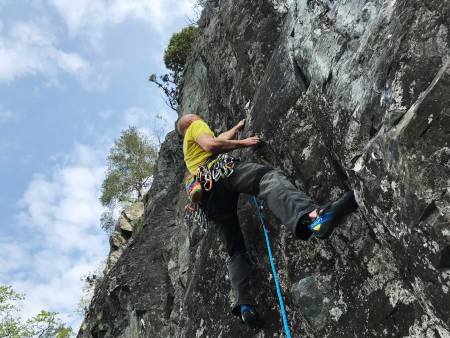 Tester: Erik Neergaard i Nedre Sydstup med sin favorittsko Ocun Ozone Plus. Foto: Dag Hagen