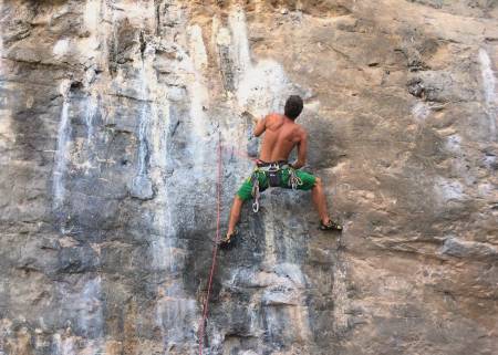 God i varmen? Geir Evensen må ha shorts på Tyrolian Air (7c) på Ton Sai i Thailand. Foto: Dag Hagen