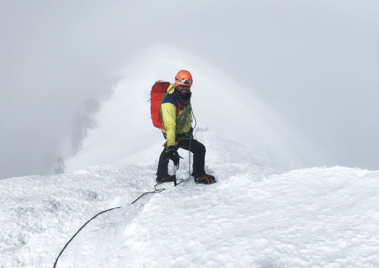 Testing av Arcteryx Alpha FL 30 på Mont Blanc. Her på vei ned normalveien, etter å ha klatre Comique-ruta opp. Foto: Karoline Lund Hagen