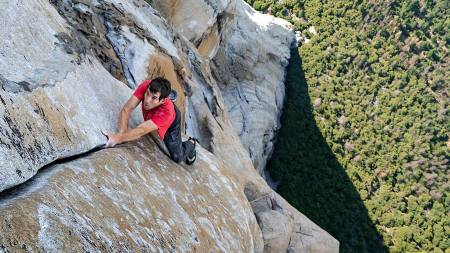 Free solo: Tradklatring uten sikringsutstyr. Det interessante er at Alex Honnold setter livet på spill og stoler 100% på La Sportiva TC Pro. Foto: Jimmy Chin