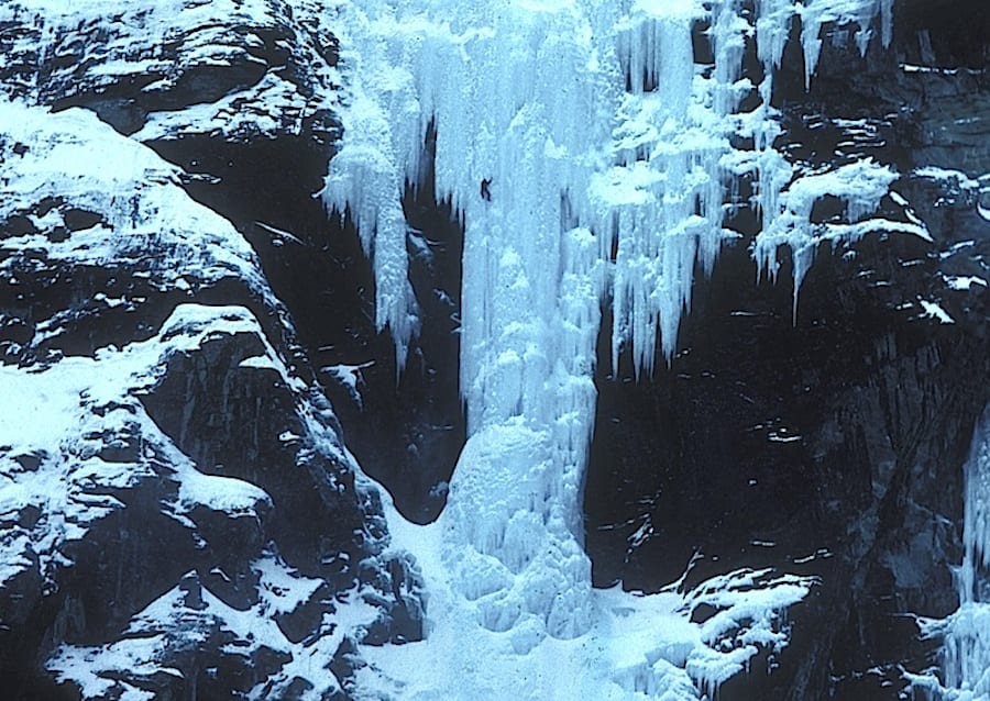 En liten klatrer høyt oppe på nederste søyle på Døntefossen i Romsdal. Foto: Dag Hagen