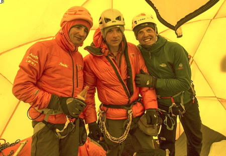 Ueli Steck, Jon Griffith and Simone Moro i camp 2. Foto: Jon Griffith