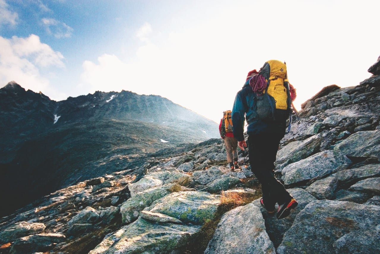 På vei opp fra parkeringsplassen innerst i Vengedalen og oppover mot Kvanndalstind (1744 moh.). Foto: Mattii Bernitz