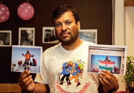 MANIPULERT: Den indiske klatreren Satyarup Sidhantha viser fram bildene fra da nådde toppen av Everest. Han stusset imidlertid da han oppdaget at bildet hans var fotoshoppet av et ektepar som ikke hadde vært på toppen. Foto: SCANPIX